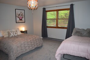 4 bedrooms, desk, iron/ironing board, WiFi