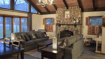 Televisión, chimenea y videojuegos