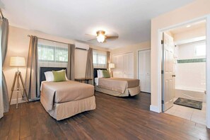 4 bedrooms, iron/ironing board, free WiFi, bed sheets