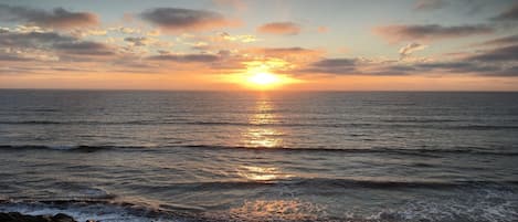 Playa en los alrededores, camastros y toallas de playa 