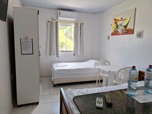 Basic Double Room | Desk, free WiFi, bed sheets - Residencial Dom Fernando (Belém)
