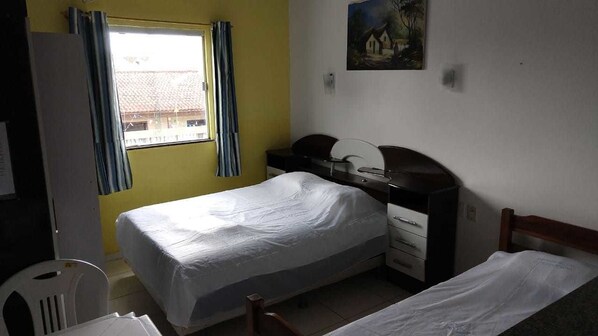 Triple Room | Desk, free WiFi, bed sheets