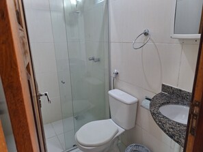 Triple Room | Bathroom | Shower, towels, toilet paper - Residencial Dom Fernando (Belém)
