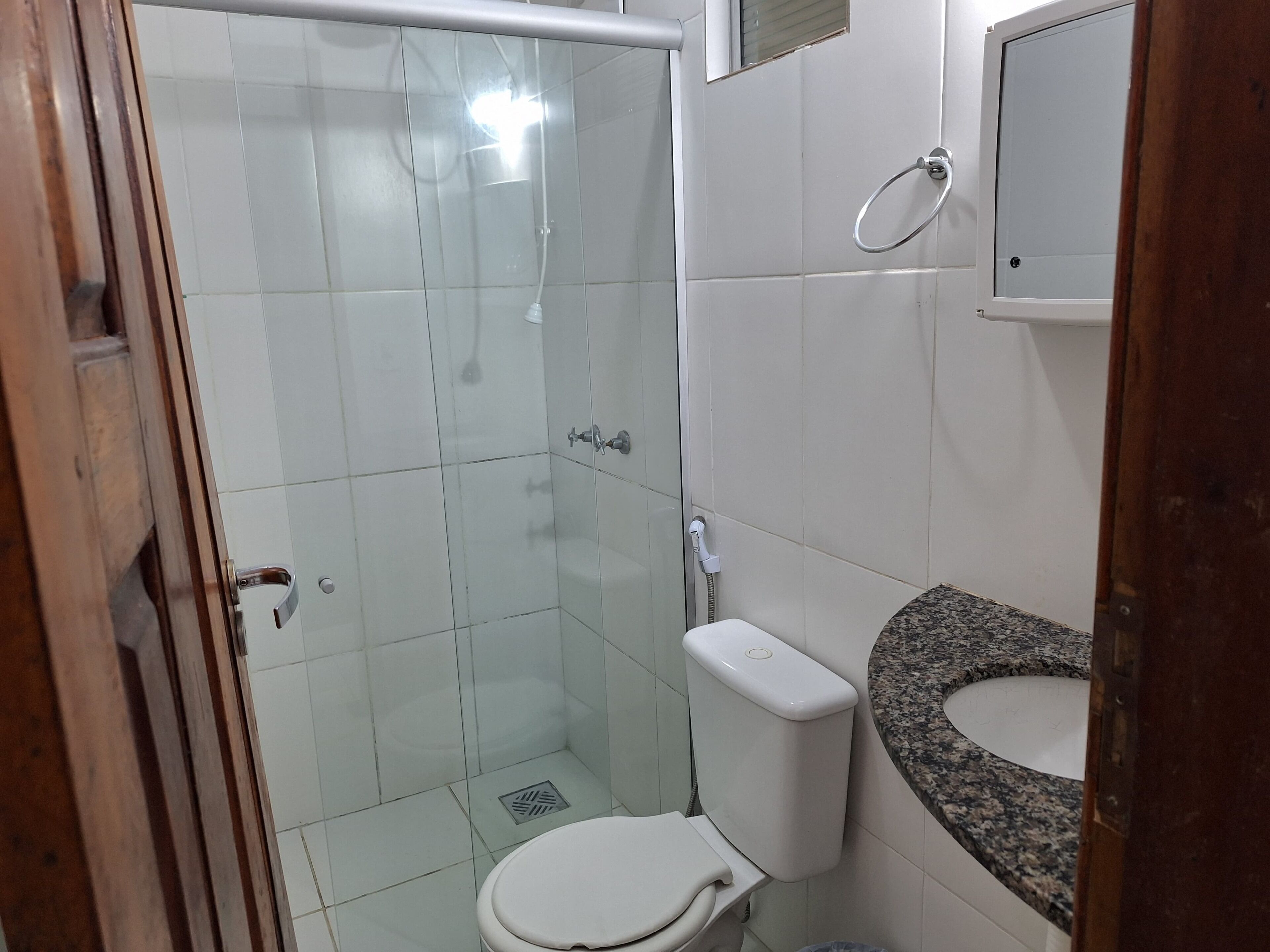 Habitación básica doble | Baño | Regadera, toallas, papel de baño 