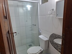 Basic-Doppelzimmer | Badezimmer | Dusche, Handtücher, Toilettenpapier