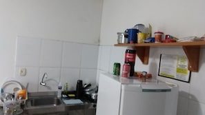 Hűtőszekrény, sütő, főzőlap és főzőedények/tányérok/evőeszközök