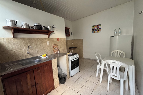 Habitació triple | Cuina privada | Frigorífic, microones, forn i placa de cuina