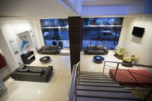 Coin salon dans le hall