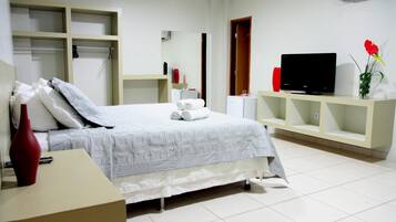 Frigobar, escrivaninha, cortinas blackout, ferros/tábuas de passar roupa