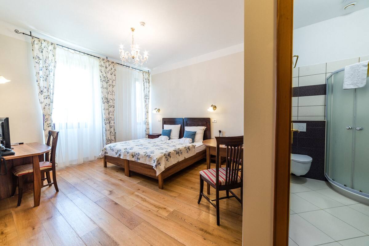 Habitación doble Deluxe, 1 cama Queen size, para no fumadores, vista al patio | 1 habitación y ropa de cama de alta calidad
