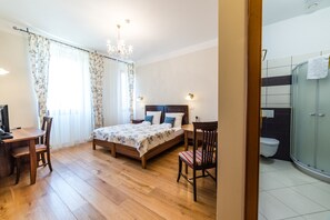 Deluxe tweepersoonskamer, 1 queensize bed, niet-roken, uitzicht op de binnenplaats | 1 slaapkamer, luxe beddengoed, een kluis op de kamer