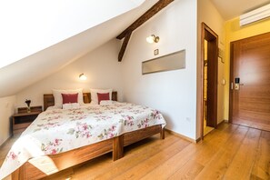 Chambre Double Standard, 1 grand lit, non-fumeur, vue cour intérieure