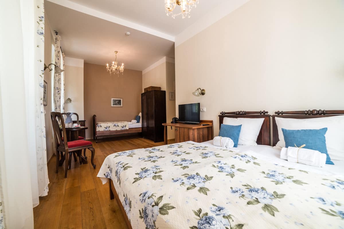 Habitación triple Deluxe, varias camas, para no fumadores, vista al patio | 1 habitación y ropa de cama de alta calidad