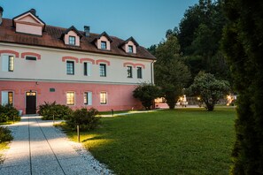 Façade de l’hébergement - soirée/nuit