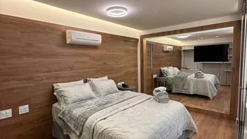 Suite presidencial | Minibar, caja de seguridad en la habitación y escritorio