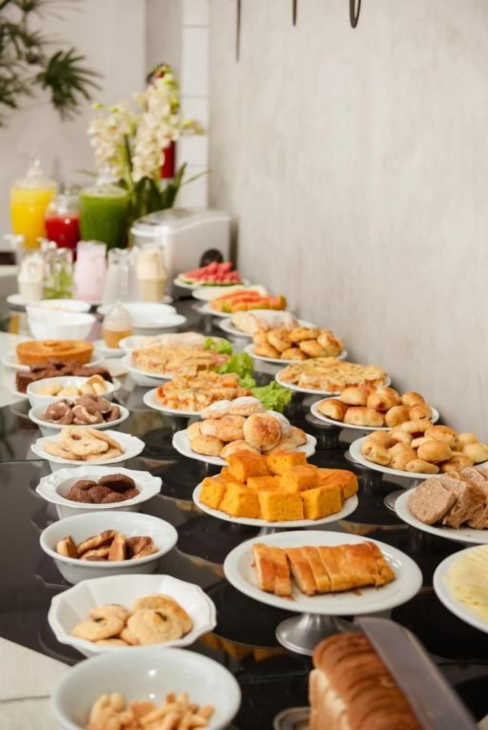 Una mesa de buffet con diferentes opciones de comida.
