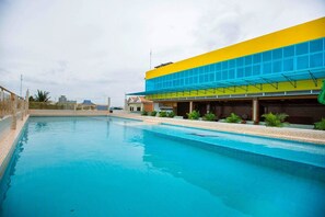 Outdoor pool, sun loungers - Ly Meng Hotel (Battambang)