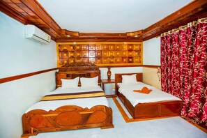 Una scrivania, insonorizzazione, Wi-Fi gratuito, lenzuola