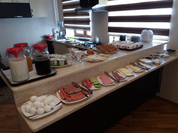 بوفيه فطور مجانًا يوميًا