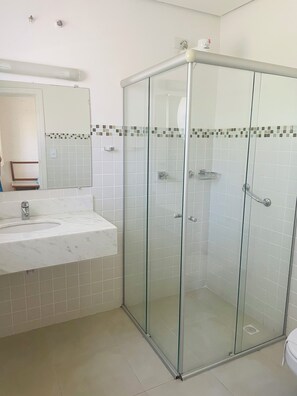 Chambre double | Salle de bain | Douche, serviettes fournies, savon, shampooing