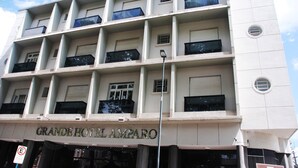 A multi-story hotel with balconies and a sign reading "GRANDE HOTEL AMPARO". - Grande Hotel Amparo (Amparo)