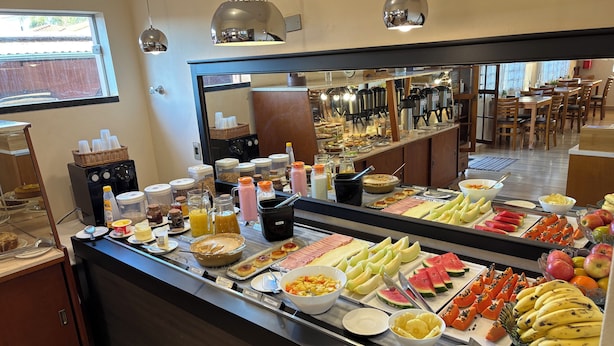 Un buffet proposant une variété de plats et de boissons.