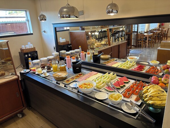 Free daily buffet breakfast 