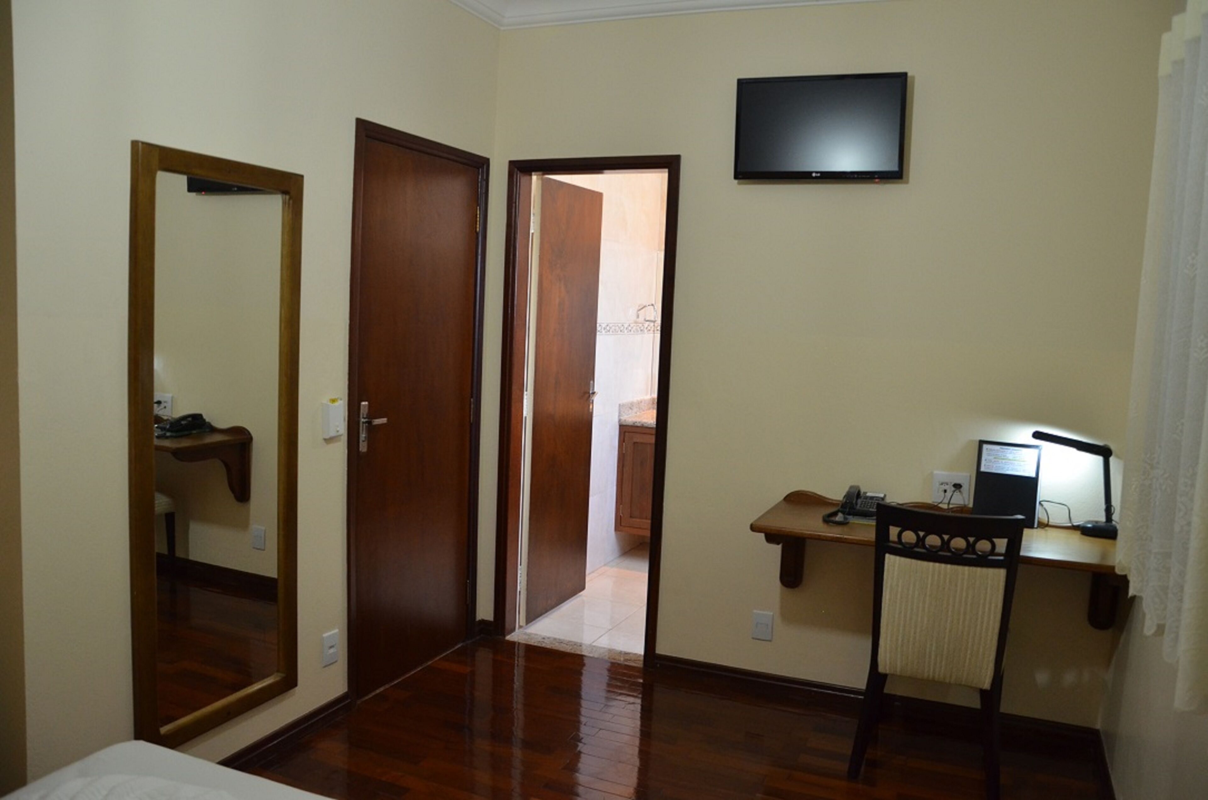deluxe double room, 1 queen bed | 1 bedroom, hypo-allergenic bedding, minibar, desk