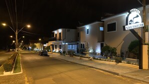 Un hôtel appelé « SÃO MARCOS », doté d’un design moderne, avec un hall d’entrée bien éclairé et un espace extérieur aménagé pour les clients.