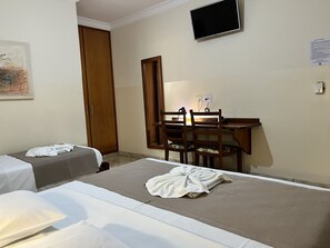 Hypo-allergenic bedding, minibar, desk, laptop workspace - Hotel São Marcos (Orlandia)