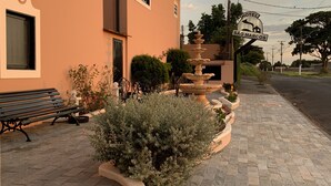 Un hôtel appelé « HÔTEL SÃO MARCOS », doté d’une fontaine, d’un banc et d’un chemin piétonnier dallé.