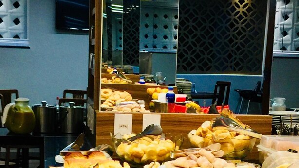 A buffet with various baked goods and desserts. - Lider Hotel Ituiutaba (Ituiutaba)