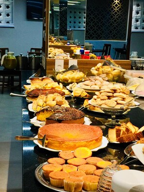 A buffet with various baked goods and desserts. - Lider Hotel Ituiutaba (Ituiutaba)