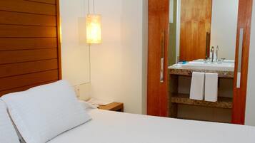 Colchones con pillow-top, minibar y caja de seguridad en la habitación