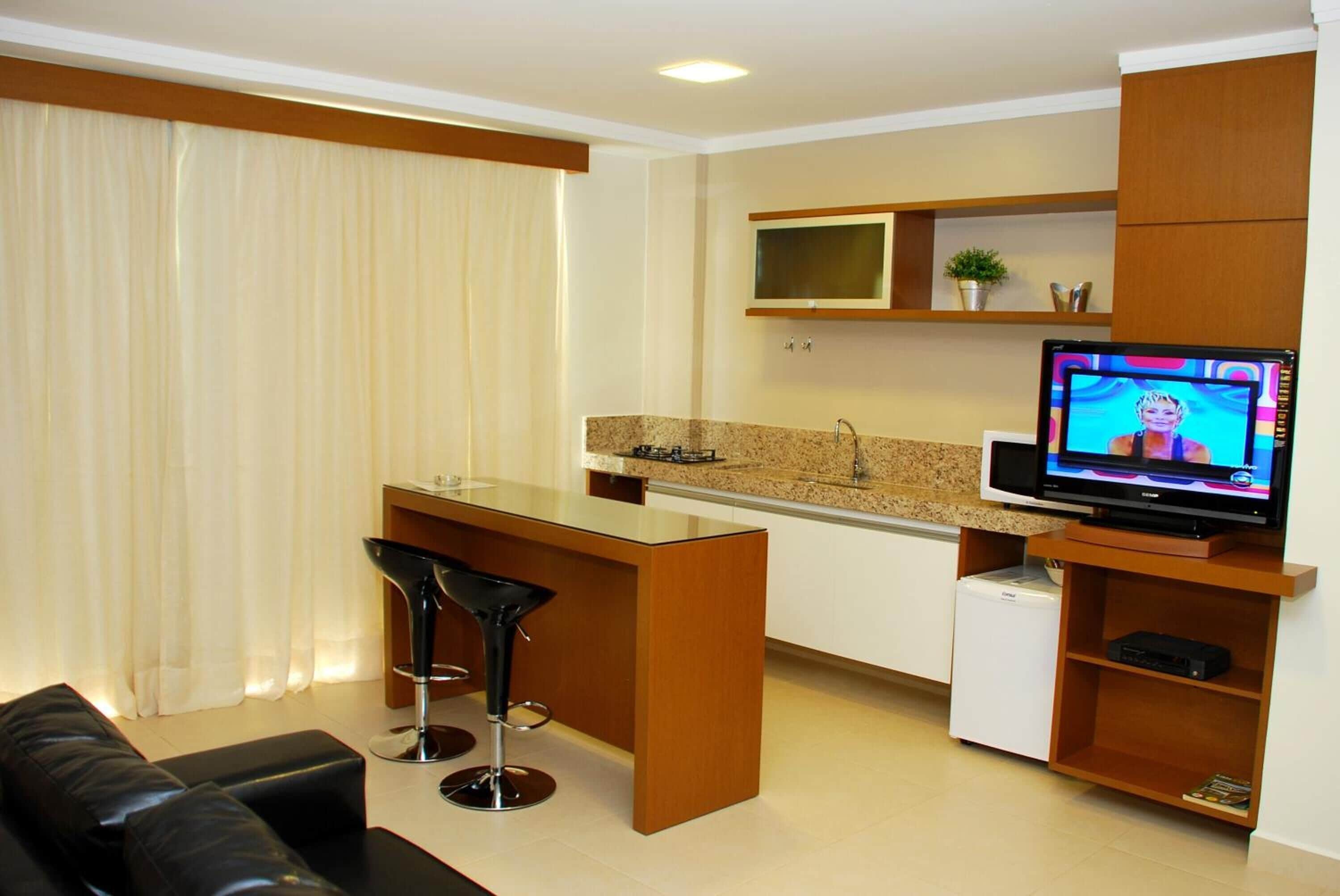 22-英寸纯平电视 （配备有线频道）、收费电影