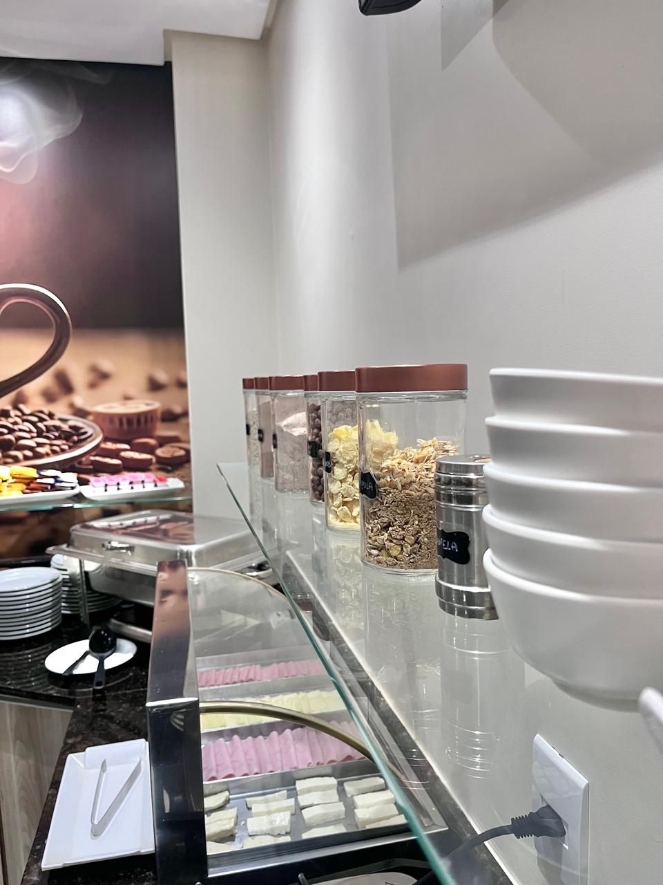 Un área de bufé con diversos alimentos y recipientes.