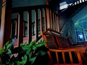 Coin salon dans le hall