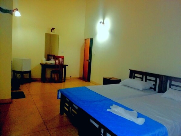 Una habitación con cama, escritorio, silla y armario.