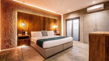 Business Suite, 1 Bedroom, Non Smoking | Egyptian cotton sheets, premium bedding, in-room safe