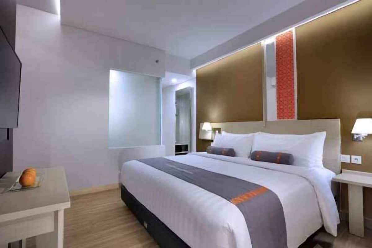 1 quarto, frigobar, cofres nos quartos, escrivaninha