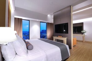 Minibar, in-room safe, desk, soundproofing - Harper Palembang by ASTON (Palembang)