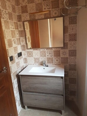 Habitación cuádruple, balcón | Baño | Ducha, artículos de higiene personal gratuitos y secador de pelo