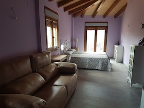 Individuell inredning, unika möbler, skrivbord och mörkläggningsgardiner