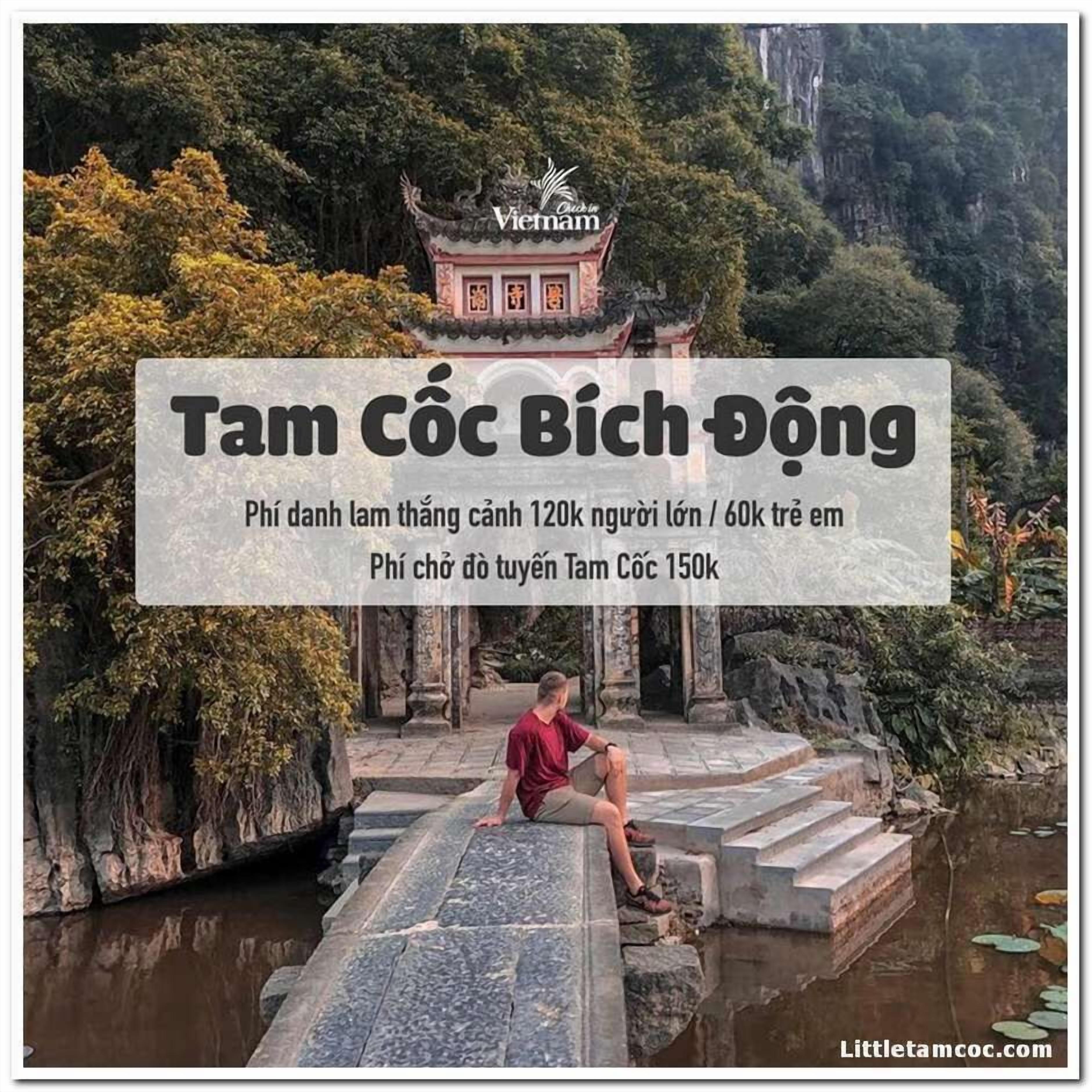 Un temple vietnamien traditionnel, sur lequel on peut voir une personne assise sur les marches.