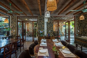 Family Triple Room, Garden View | Dapur berkongsi | Sebuah peti sejuk di kawasan bersama 