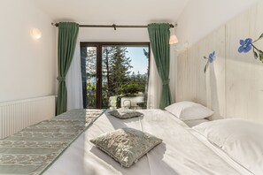 Double or Twin Room, Mountain View | Free WiFi, bed sheets - Pensiunea Hilltop (Predeal)