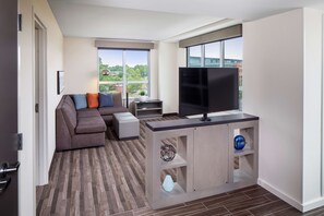 Premium bedding, desk, laptop workspace, blackout curtains - Hyatt House Charleston / Mount Pleasant (Mount Pleasant)