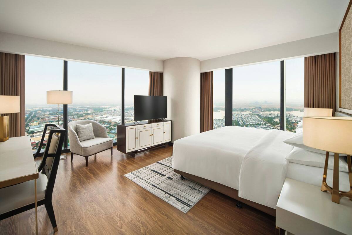 deluxe room, 1 king bed, non smoking | 1 bedroom, minibar, in-room safe, desk