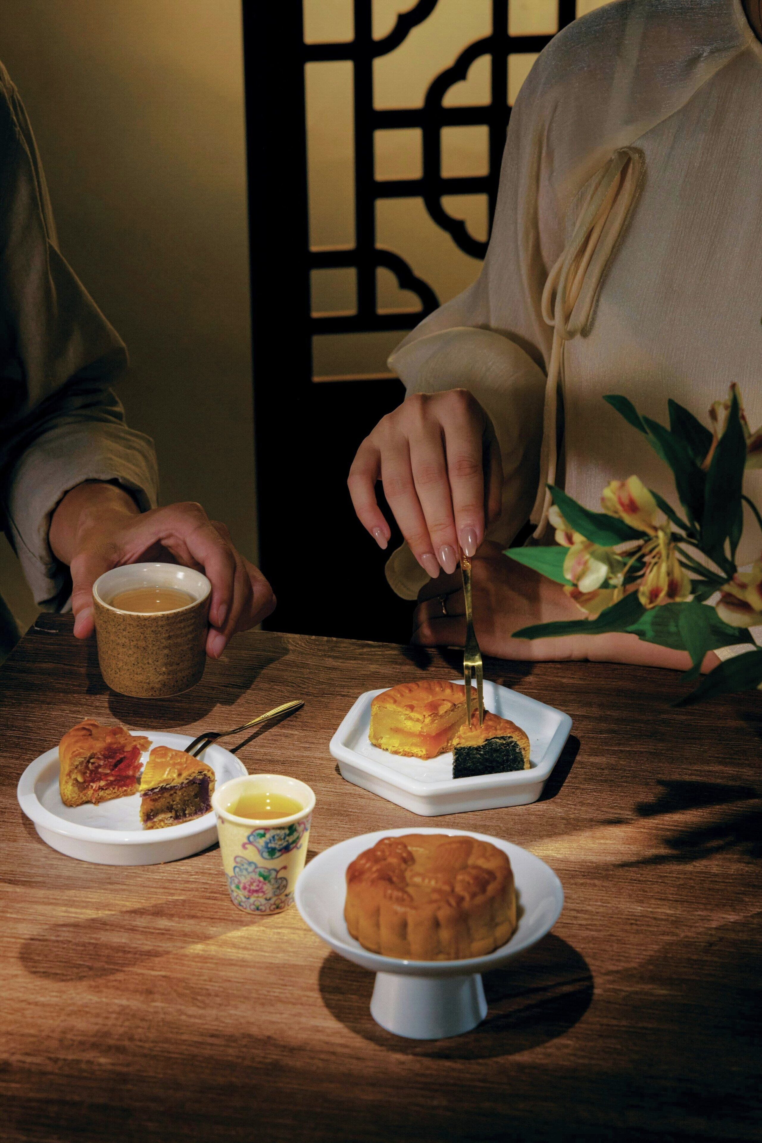Un tavolo imbandito con pasticcini assortiti e una tazza di caffè.