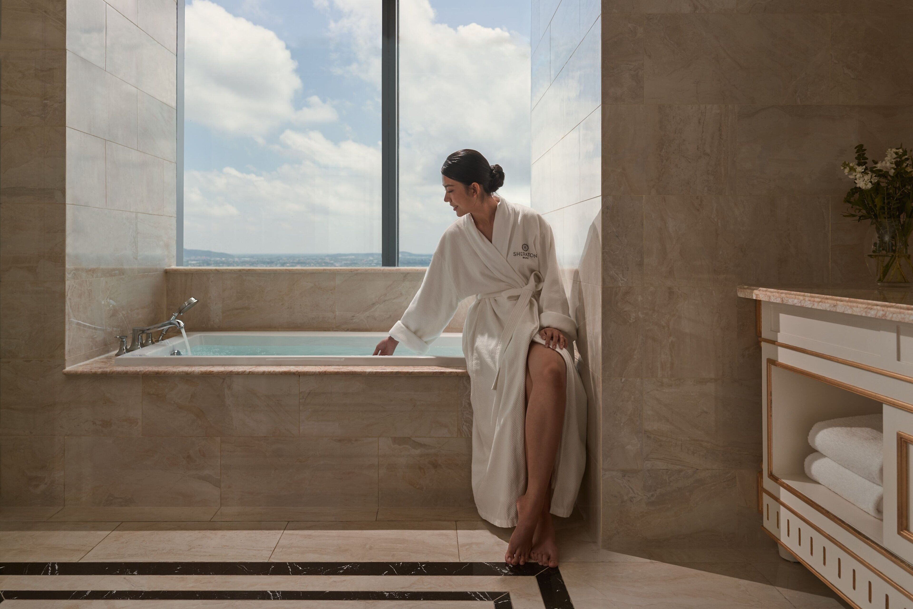 Executive Suite, 1 King Bed | Bathroom | Combined shower/bathtub, free toiletries, hair dryer, bathrobes